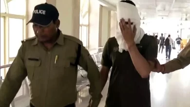 पेपर लीक मामले के आरोपी को पुलिस हिरासत में ले जाती टीम