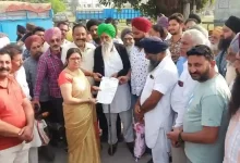 बाजपुर में धान तौल पोर्टल बंद होने से नाराज किसान एसडीएम को ज्ञापन सौंपते हुए।