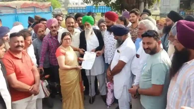 बाजपुर में धान तौल पोर्टल बंद होने से नाराज किसान एसडीएम को ज्ञापन सौंपते हुए।