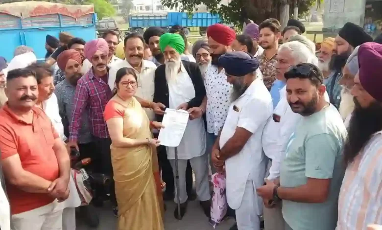 बाजपुर में धान तौल पोर्टल बंद होने से नाराज किसान एसडीएम को ज्ञापन सौंपते हुए।