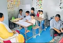 देहरादून का स्कूल जहां एक ही कमरे में क्लास, रसोई और आंगनबाड़ी चल रही है!