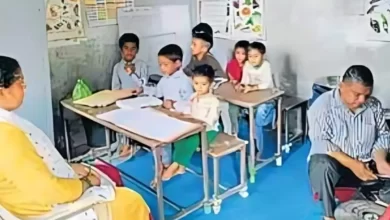 देहरादून का स्कूल जहां एक ही कमरे में क्लास, रसोई और आंगनबाड़ी चल रही है!